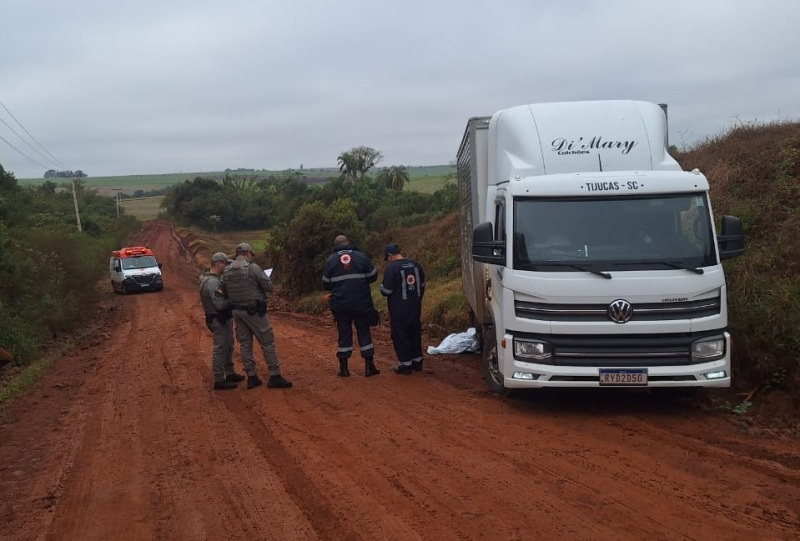 Polícia investiga possível latrocínio após caminhoneiro ser encontrado morto ao lado do veículo em Cruz Alta